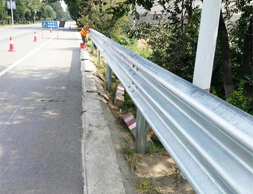 高速公路波形護(hù)欄